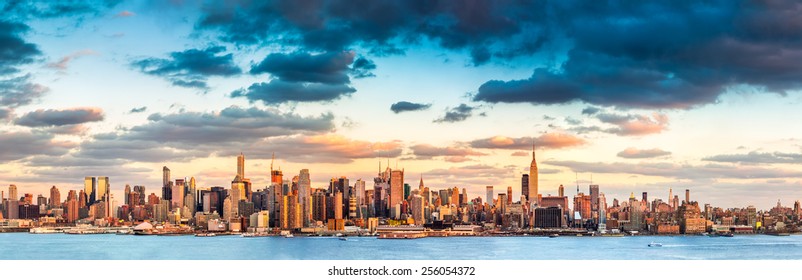 日没前のミッドタウン マンハッタンのスカイラインのパノラマ ビュー (超高解像度)