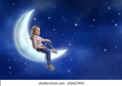 Klein meisje zit op de maan