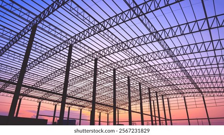 Fundal de design metalic al clădirii, siluetă structură industrială de depozit fabrică în șantier pe fundalul cerului apus de soare albastru portocaliu colorat