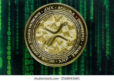 Концепция за криптовалута. Снимка отблизо на криптовалута Ripple XRP пред зелен матричен екран. Селективен фокус в центъра.