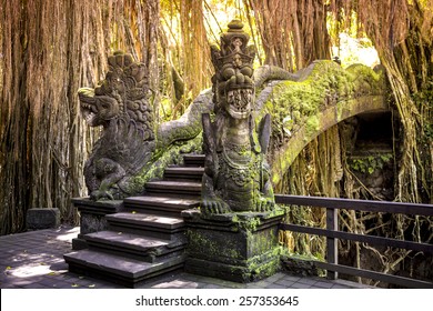 Dračí socha na mostě v opičím lese, Ubud, Bali.