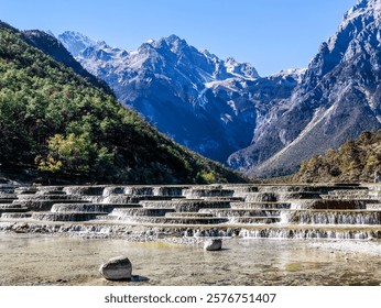 Kék Hold-völgy a Jade Dragon Snow Mountain festői területén, Lijiang leghíresebb turisztikai célpontja, Yunnan, Kína