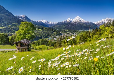 Schöne Berglandschaft in den bayerischen Alpen mit Dorf Berchtesgaden und Watzmann-Massiv im Hintergrund bei Sonnenaufgang, Nationalpark Berchtesgadener Land, Bayern, Deutschland