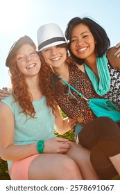 Felices abrazos y retratos de amigos con estilo para las vacaciones de verano y el fin de semana. Cielo azul, adolescentes y chicas sonrientes, ropa retro y un estilo moderno para conectar, relajarse y divertirse juntos.