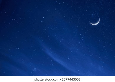 ليلة رمضان الإسلامية مع الهلال والقمر الشرقي وسماء العيد صافية في الليل مع بعض السحب