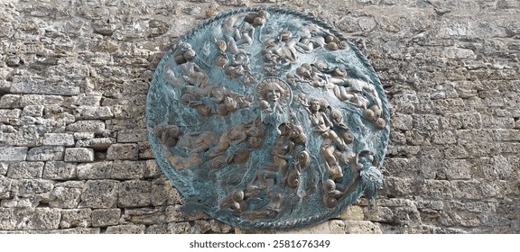 A entrada do Castelo de Gruyères, com seus escudos de bronze à esquerda e à direita. Esses emblemas históricos detalhados contribuem para o charme medieval, destacando a rica herança e a beleza arquitetônica da Suíça.
