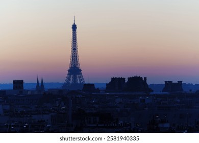 ภาพทิวทัศน์ของกรุงปารีสยามพลบค่ำ เผยให้เห็นหอไอเฟลเป็นเงาตัดกับท้องฟ้าที่ไล่ระดับสีอย่างนุ่มนวล เป็นภาพเมืองที่สงบและเปี่ยมด้วยเสน่ห์ สะท้อนความงดงามของเมืองหลวงฝรั่งเศสได้อย่างลงตัว