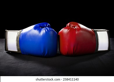 bokshandschoenen of vechtsportuitrusting op een zwarte achtergrond