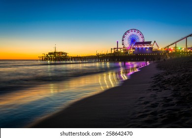 De Santa Monica Pier bij zonsondergang, in Santa Monica, Californië.