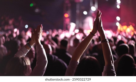 Birçok kişi müzik konserini alkışlıyor. Eğlenceli partiyi alkışlayan birçok hayran ellerini kaldırıyor. Kalabalık, havalı gece hayatı festivalinde takılıyor ve K-pop'u alkışlıyor. Muhteşem hip-hop alkışları. Neon ışıklı coşku. Joy DJ, K-pop'un tadını çıkarıyor. Canlı arena.