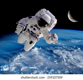 宇宙飛行士宇宙飛行士宇宙人惑星地球月。NASA から提供されたこのイメージの要素。