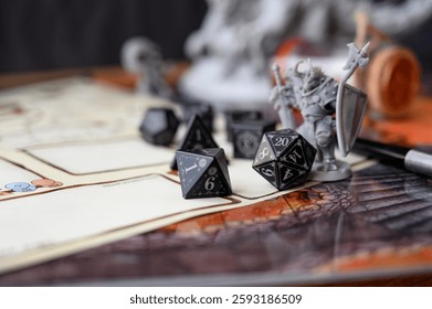 Detailný záber čiernej kocky d20 na hárku postavy. Stolové hry, RPG, abstraktný pojem náhodnosti a šance. Hra s kockami, RPG.