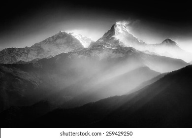 日の出の光のアンナプルナ山脈
