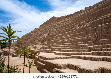 La pyramide de Huaca Pucllana à Lima, au Pérou, est un site archéologique ancien connu pour sa structure en gradins et son importance culturelle.