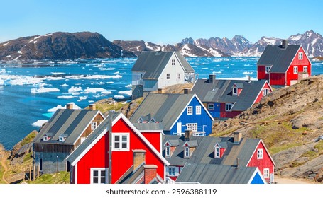 หมู่บ้านงดงามริมชายฝั่งของกรีนแลนด์ - บ้านเรือนหลากสีสันในทาซีลาค ทางตะวันออกของกรีนแลนด์