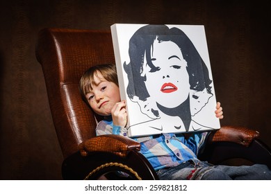 Anak laki-laki prasekolah yang lucu duduk di kursi dengan poster, studio