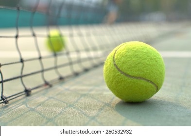 pelota de tenis en cancha de tenis