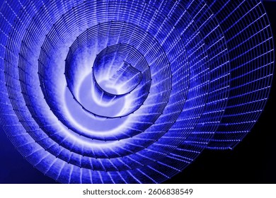Spiral abstrak dengan nuansa biru, ungu muda, ungu, dan tekstur kawat yang berkilau dengan latar belakang hitam, melambangkan energi, gerak, serta konsep desain industrial dan futuristik. Ruang fotokopi