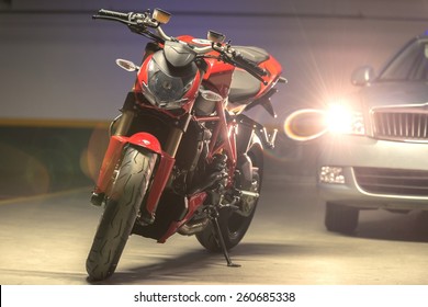 Foto vun engem Motorrad Parking an der Garage