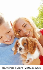 自然、里親になった犬と母子、子犬の世話、そして幸せな絆。屋外、ペットを連れた女性と少年、モックアップスペースで共有するひとときと絆。