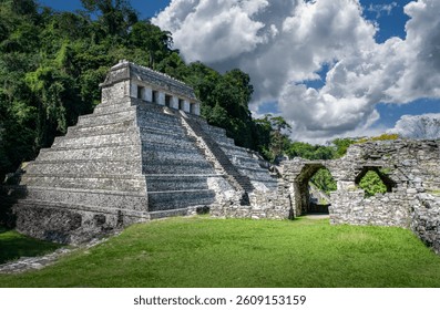 Ruines d'un ancien temple maya à Palenque, au Mexique, sous un ciel nuageux spectaculaire, entourées d'une végétation luxuriante.