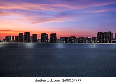 ภาพเงาเมืองยามเย็นใต้ท้องฟ้าหลากสีสัน พร้อมถนนที่ว่างเปล่า