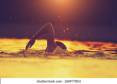 Schwimmen bei Sonnenuntergang/Sonnenaufgang mit tropischen Farben.