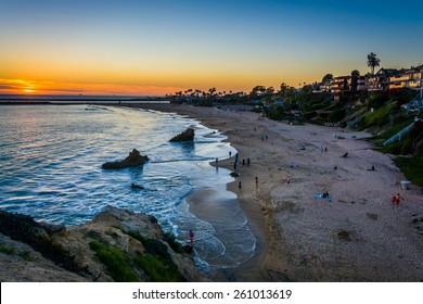 カリフォルニア州コロナ・デル・マーのインスピレーション・ポイントから見た、日没時のコロナ・デル・マー州立ビーチと太平洋の眺め。
