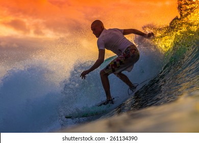 Surfer på Amazing Wave ved solnedgangstid, Bali-øen.