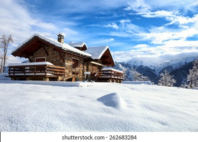 Chalet de nieve alpino en invierno