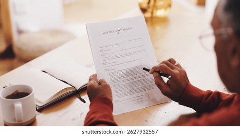 Mani, persona e documento per il testamento a casa con penna, informazioni o lettura al mattino. Documenti legali, revisione e registrazione per testamento, contratto o amministrazione per i beni presso una casa di cura.