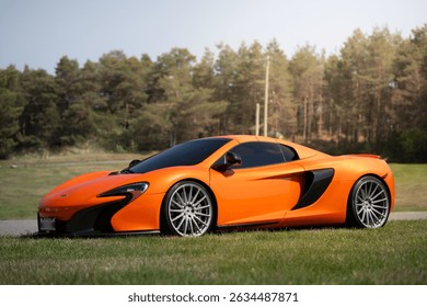 รถ McLaren 650 สีส้ม ในวันที่แดดจ้า