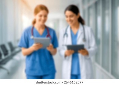 Fundo desfocado. Figuras desfocadas de médicos e enfermeiros em um corredor de hospital. Médicos e enfermeiros caminhando no corredor do hospital. Movimento desfocado. Figura humana em movimento no corredor da clínica.