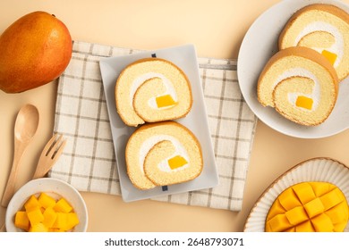 Pyszne ciasto szwajcarskie z kremem mango podawane na talerzu ze świeżymi kostkami mango.