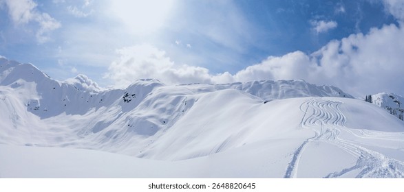 Panorama sjezdovek v prašanu v krásné krajině kanadských hor plných hlubokého sněhu, heliskiing v pohoří Monashee, Britská Kolumbie, Kanada