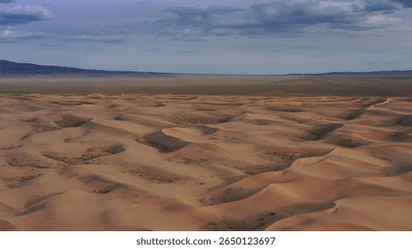 Luchtfoto van de zandduinen van Hongoryn Els in de Gobiwoestijn bij zonsondergang, Mongolië