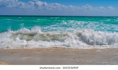 Oceanski valovi, poletno ozadje. Nevihtni morski valovi. Poletni val morske plaže. Penasti oceanski valovi. Poletni oceanski vetrič. Sanjsko poletno ozadje plaže. Morski valovi, ki pljuskajo.