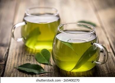 水に茶葉を入れた新鮮な緑茶