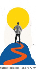 Dağda durup kıvrımlı bir yolun üzerindeki büyük sarı güneşe bakan bir iş adamını gösteren çarpıcı poster. Hedef belirleme, vizyon, koçluk, başarı planlaması, eğitim kavramlarını temsil ediyor.
