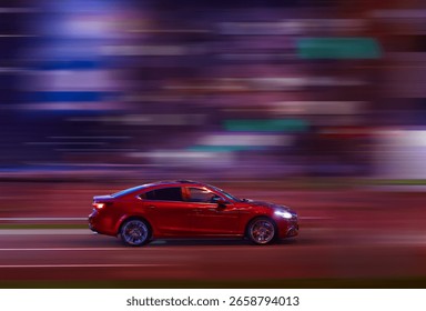 Динамічна фотографія автомобіля, що рухається. Динамічні дії автомобіля в міському середовищі. Рух транспорту з панорамуванням вночі. Розмиття руху автомобіля на міській вулиці вночі.