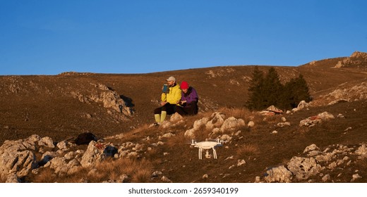 عشاق الجبال يستمتعون بسكينة غروب الشمس على القمة