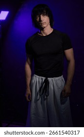 후시구로 토지 코스프레를 한 남성을 묘사한 상세한 이미지. 보라색 배경에 후시구로의 상징적인 의상과 흉터가 함께 그려져 있습니다. 원래 가발과 얼굴은 알아볼 수 있습니다.