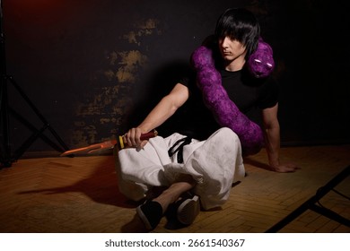 토지 후시구로의 상징인 저주받은 영혼 동반자와 무기를 완벽하게 재현한 코스프레 사진으로, 캐릭터의 복잡하고 위압적인 면모를 고스란히 담아내고 있다.