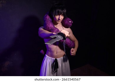 이 사진은 한 남성이 후시구로 토지라는 캐릭터로 놀랍게 변신한 모습을 포착한 것이다. 그는 검은색 가발을 쓰고 상반신은 벗은 상태이지만 흰색 바지를 입고 있다.
