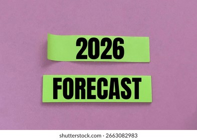 Previziuni pentru anul 2026 pe un post-it verde ca predicție de piață. Concept de așteptări pentru anul 2026 pe fundal roz.