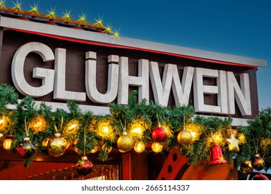 Stand de marché de Noël décoré de lumières et d'ornements vendant du vin chaud
