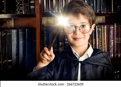 多くの古い本が並ぶ本棚のそばの図書室で、魔法の杖を持った少年が立っています。おとぎ話。ヴィンテージスタイル。