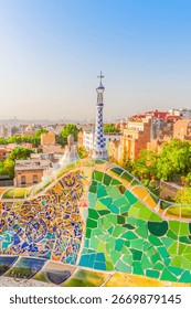 İspanya'nın Barselona şehrinin yaz manzarası ve Güell Parkı'ndaki bank.