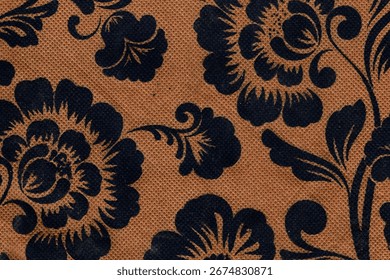 Ornamentéiert donkelt Blummenmuster op engem texturéierte brongen Stoffhannergrond. Elegant Design am Vintage-Damask-Stil, perfekt fir dekorativ Hannergrënn an Textilprojeten.