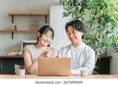 Các cặp đôi, nam và nữ đang xem video, chương trình truyền hình, phim hoạt hình và phim điện ảnh trên máy tính tại nhà